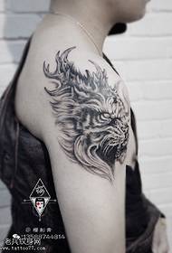 modello tatuaggio tigre spalla