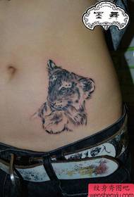 neskek sabelaldea tigre zuri-beltzeko tatuaje eredu tristea