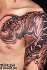 Patrón de tatuaxe costa arriba do tigre