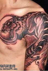 Tiger tatuaggio in salita