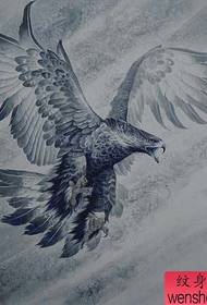 Foto del modello del tatuaggio dell'aquila