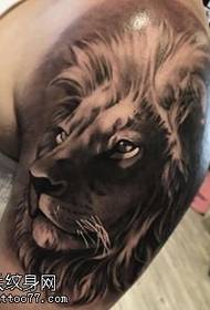 कंधे पर बड़ा शेर टैटू पैटर्न