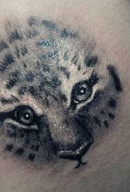 Meisje's taille cute lytse tijger tattoo patroan