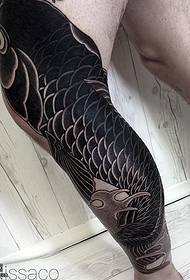 un model mare de tatuaje de squid pe picior