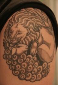 lav i ovca crno sivi uzorak tetovaža