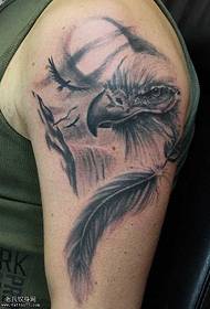 Modello tatuaggio testa d'aquila