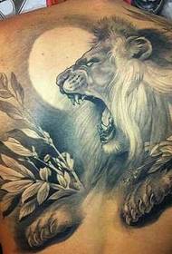 terug dominante leeuw tattoo patroon