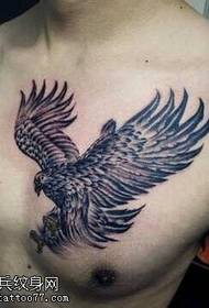 patrón de tatuaxe de águila dominante no peito