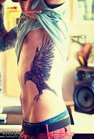 modello di tatuaggio testa d'aquila volante in vita