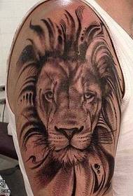 arm dominerande svart grå stil lejon tatuering mönster