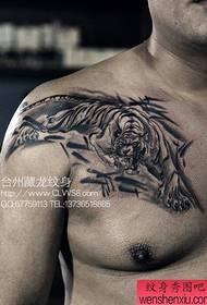 Fiúk szép hűvös hideg lejtőn tigris tetoválás minta