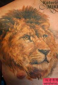 isifuba sesilisa sowesilisa opholile we-classic lion tattoo iphethini