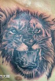modeli i tatuazhit të krahëve të luanit