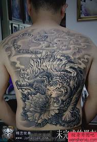 modèle de tatouage tigre arrière favori