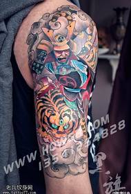 modello tatuaggio tigre samurai spalla