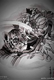 Tiger Chrysanthemum Tattoo Manuscript Foto