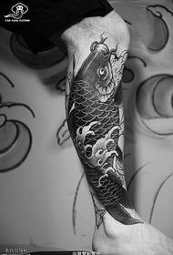 ふくらはぎの古典的なkoのタトゥーパターン