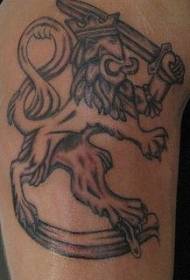 ώμο μαύρο απλό τατουάζ λιοντάρι και ξίφος