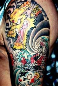Образец во боја на кои и азиски тетоважа на змеј шема
