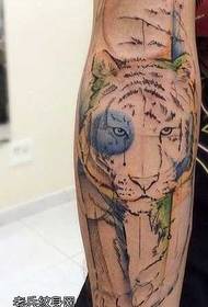 Patrón de tatuaje de tigre de tinta de brazo