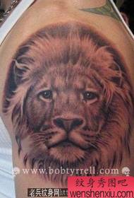 leijonapään tatuointikuvio: super dominoiva käsi leijonapään tatuointikuvio