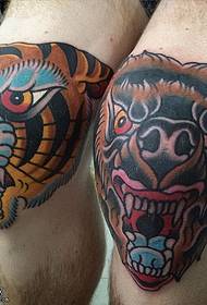 Ang pattern sa tigre tattoo sa tuhod