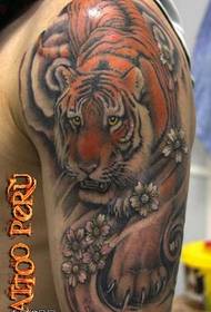 Braço muito bonito padrão de tatuagem de tigre