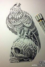 un manoscritto tatuaggio teschio di aquila popolare e bello