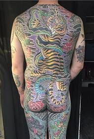 muguras čūskas tīģera kara tetovējuma modelis