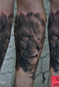 男性の腕の人気のあるハンサムなライオンのタトゥーパターン