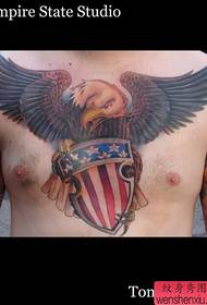 Patrón frontal masculino clásico patrón de tatuaxe de águila fresca