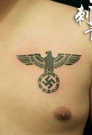 un model de tatuaj cu totem vultur în piept