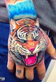 Rankų tigro tatuiruotės modelis