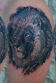 brazo masculino guapo clásico cabeza de león tatuaje patrón