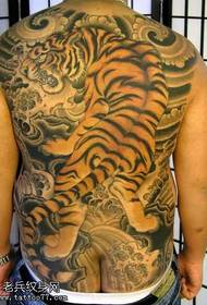 Tiger oppoverbakke tatoveringsmønster