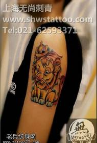 geschilderd schattige kleine leeuw tattoo patroon