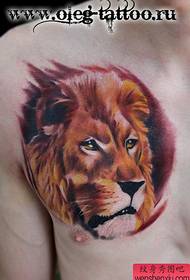 Peito masculino super legal dominador cor leão cabeça tatuagem padrão