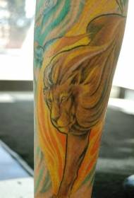 Личность льва и татуировка с изображением огня и воды