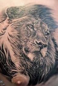 disegno del tatuaggio del leone prepotente petto
