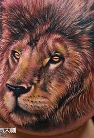 Modello di tatuaggio del leone realistico sul petto
