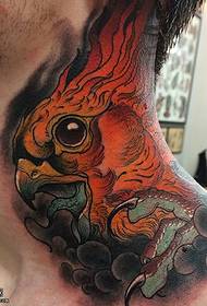 naslikani uzorak tetovaže orlova na vratu