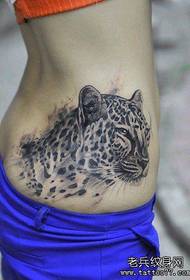 美女腰部一幅黑灰豹子纹身图案