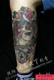 modello maschile tatuaggio classico cavallo bello gambe