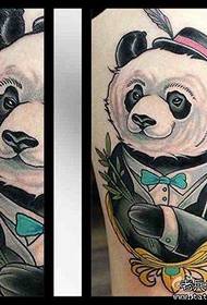 armar un clàssic patró popular de tatuatge de panda