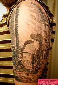 Didelės rankos dinozaurų pasaulio tatuiruotės modelis