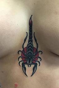 un modello di tatuaggio scorpione sul petto