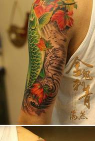 남성 팔 아름다운 사실적인 색상 오징어 문신 패턴