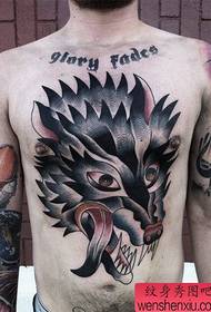 男生前胸流行很酷的一幅狼头纹身图案