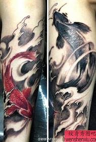 lijep i popularan uzorak za tetoviranje lignje sa tintom