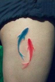 kāju krāsas tinte gleznojot mazu kalmāru tetovējuma modeli